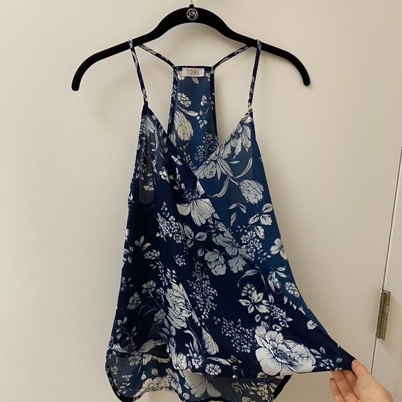 TOBI Navy and White Floral V Neck Top - Picture 1 of 4